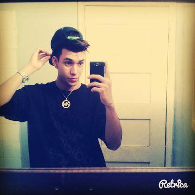 Soy amable,cariñoso,sincero,atlético,guapo XD, me gusta jugar fútbol,tocar la guitarra e ir al cine etc!! :D aaaa y no olvidemos la playstation!!!XD haha