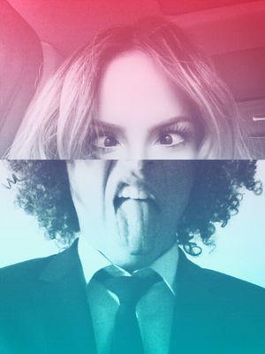 Brasileira, carioca, flamenguista e Apaixonada por Tecnologia...
Fã de Claudia Leitte, apaixonada pelo Jogador David Luiz e admiradora do Edu Mito.