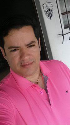 Mineiro, atleticano, casado, Bacharel em Ciências Econômicas pela UFVJM, amante da pescaria e pai de um príncipe e uma princesa.