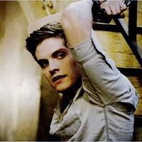 »Look at this face. How long can you resist?«
[RP||TO||AU||MC]