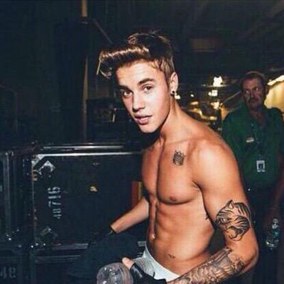 siga @DREWTOXICO E DE RT NAS FOTOS PARA AJUDAR JA VOTAÇÃO #EMABiggestFansJustinBieber Justin Bieber • SIGA @votamosjb E DE RT NOS VOTOS