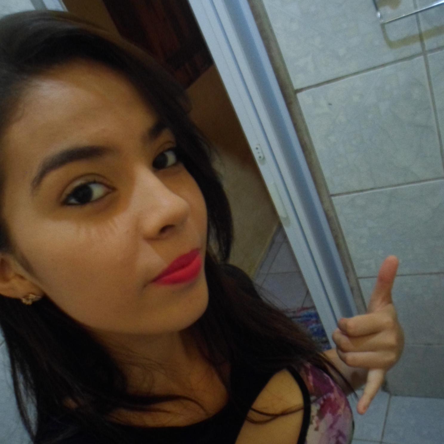 ♫ Não me guio pelo que vejo, Mas eu sigo pelo que creio
Eu não olho as circunstâncias, Eu vejo o Teu amor 
A alegria do Senhor é a nossa força... ♫