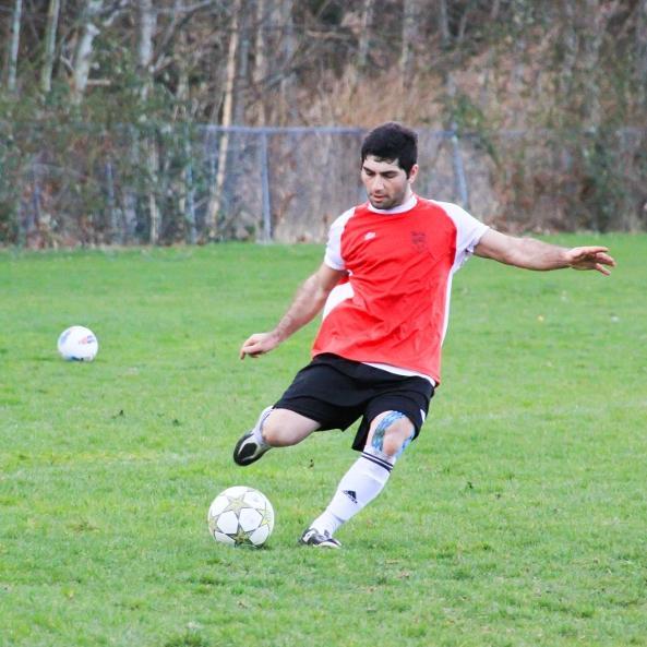 Amator futbolcu ve su tesisatcisi. Amateur soccer player , plumber and pipe fitter