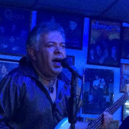 naci en 61, soy cancer, estudie hasta el bachillerato, fui bajista de euterpe que fue mi primera banda, despues estuve en strainer con quien estuvimos a punto d