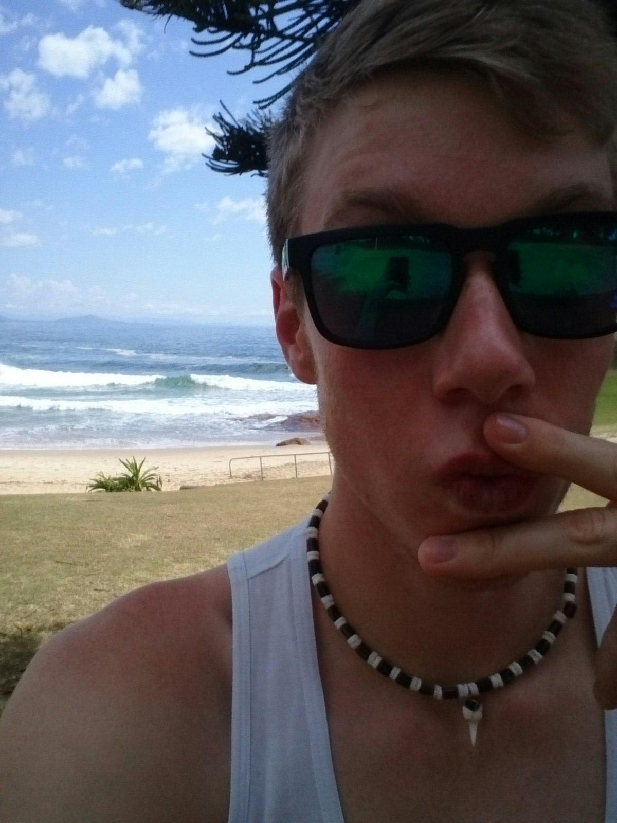 HEY EVERYONE JUST THOUGHT I'D LET YOU KNOW THAT I FOLLOW BACK :D SO FOLLOW ME !!!!!!!