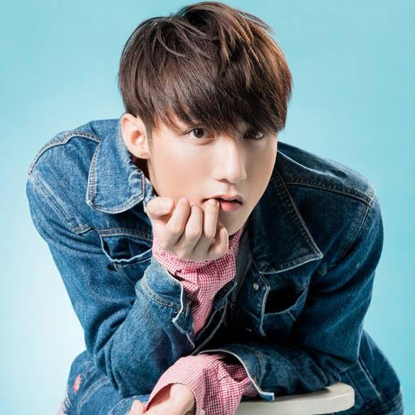 Sơn Tùng M-TP tên thật là Nguyễn Thanh Tùng. Cậu thanh niên sinh năm 1994 ở Thái Bình sớm bị hip hop hớp hồn giống như bao bạn bè đồng trang lứa.