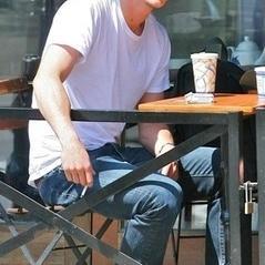 second_minded's profile picture. 낯선 사람과의 낯설고 날선 대화를 좋아합니다. 꿈을 먹고 사는 30대 현실주의자. 섹스는 평생의 놀이. 대화는 영생의 수단.