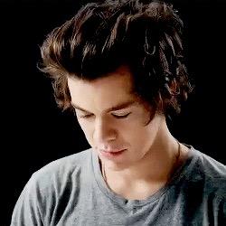 hey there please follow my main account @aaronnwangg :) im a boy directioner, thank you! i fan boy alot and i love the directioners family！ keep smiling:)