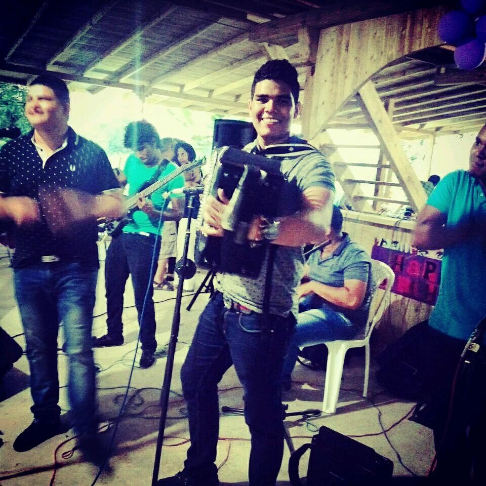 Acordeonero nacido en Cartagena. Abogado en proceso y amante del vallenato.