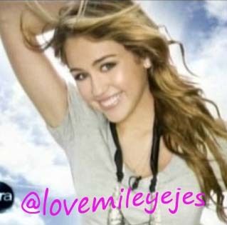 i am a huge of MILEY CYRUS...I am ecuadorian, speak in espanish and english...love my converses and music... plase help me with more followers... xoxo