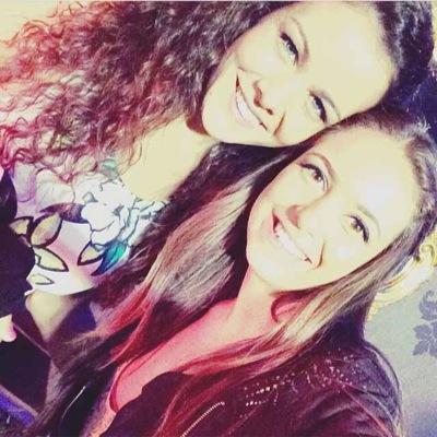 Con dos nińas preciosas hermana de carlos mi mejor amiga paula la quiero como una hermana el mejor padre del mundo y primo es jeco la gloria