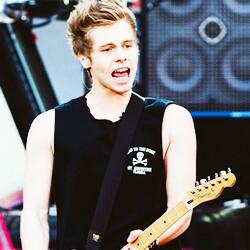 Sou Directioner, amo comer e dormir, também sou 5SOS Fã ¥♥