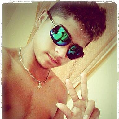''lindo é descobrir que acima de todos os problemas há SIM  um motivo pra sorrir..''DEUS''!!!