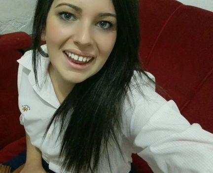 “No hacen falta chinchetas para sujetarme la sonrisa. Mi tristeza la vendí en un mercadillo. Si me ves retroceder, tranquilo, solo estoy cogiendo impulso :)