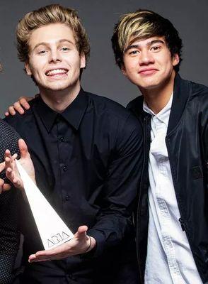 BC @Mutyaerrs saw that you FOLLOW HER AND RT-ed and FAVORITED her link she gave you a free follow no need to followback if you dont want.. Iloveyou 5SOSfam! xx