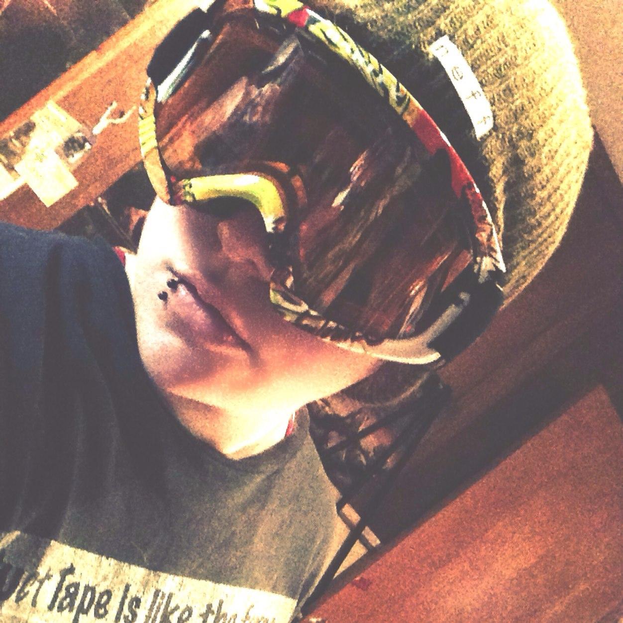 lucidwolf77's profile picture. 18 
lesbian 
art enthusiast 
boarding is life 
nature 
music is good
420