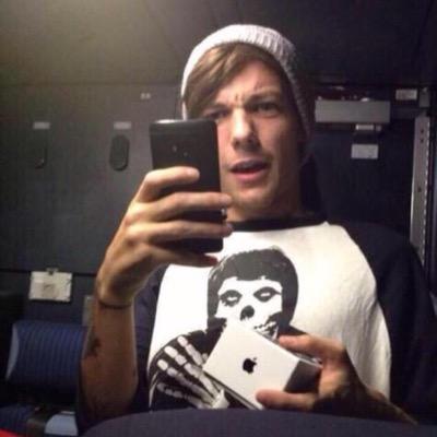 Pls follow @calumft182 bc she's the best
