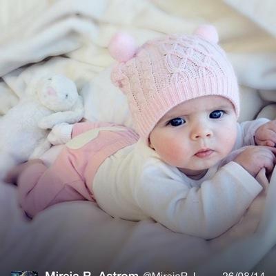 5 meses hija de Juanjo y Elena hermanita de Vanessa dulce soy un amor quiero mucho a mi papi y a mi mami y a mi hermanita me encantan dar besos a mis papis