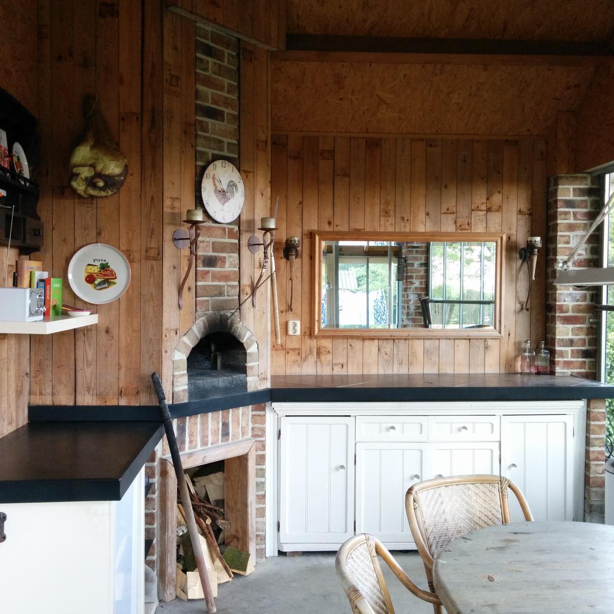 Wij zijn een kleinschalige locatie waar u in onze houtoven zelf uw pizza's kan maken met vrienden, familie en collega's