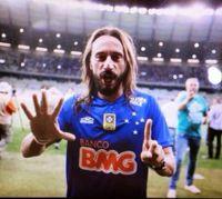 Nas Veias tenho o sangue azul do meu Clube Amado! 
No peito tenho cinco estrelas que carrego com amor! 
#FechadoComOCruzeiro