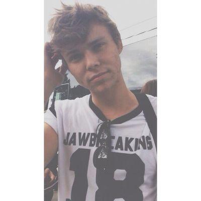 Please follow @5SOSBigFamVote