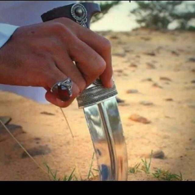 ان كأنها طناخه ترانا مطااانيخ 
وان كأنها غدره ترانا ذيابــه