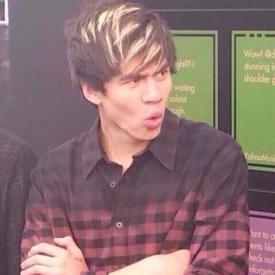 i gave you a free follow so please follow @CuthbertAddict in return ☺️ also RT some recent tweets from that account if you want a DM to ALL of 5sos x