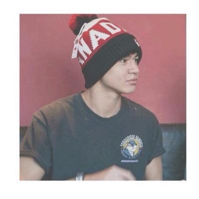 please follow @totodilezjm and if you want a dm to calum just ask :)