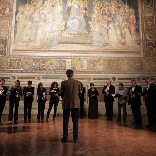 I Polifonici Senesi hanno iniziato la loro attività nel 1983.  Dal 2003 il coro è diretto dal M° Raffaele Puccianti.