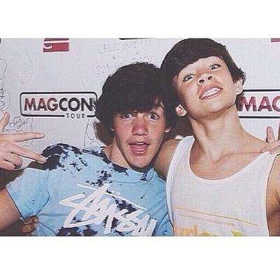 i give you a free follow so pls go follow @hayesmahomie she fback there