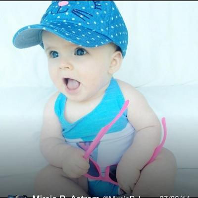 9 meses hija de trini y Juanjo hermana de Dani y Noelia muy juguetona y cariñosa y besucona me encanta dar besos a mis papis y a mi hermana y a mi hermano