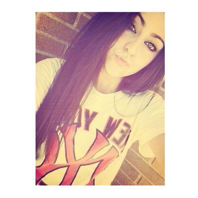 anabelmata1's profile picture. 19. Lucho por lo que no me parece justo y en mis decisiones me da igual que todo el mundo este en mi contra.