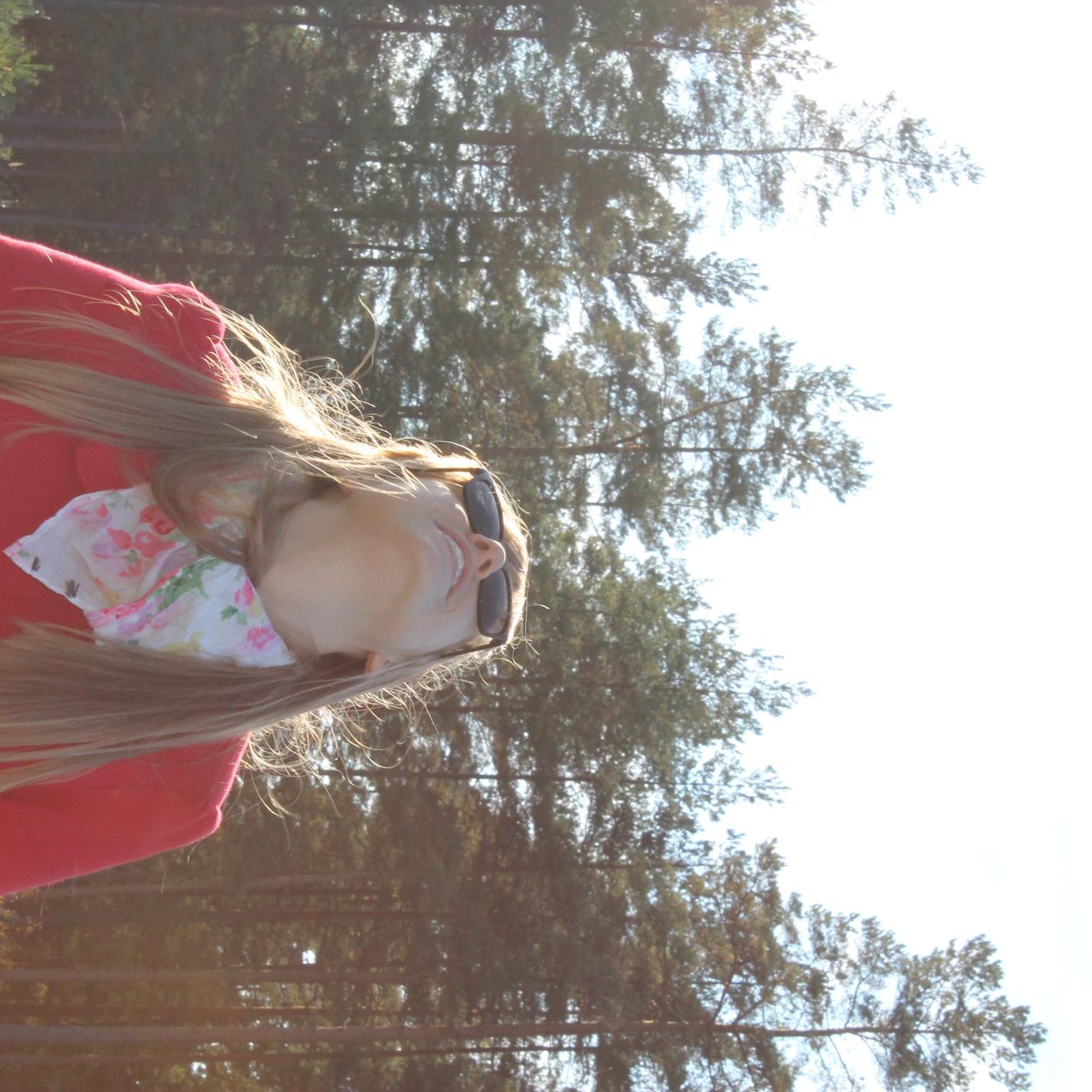 LiinaTjarve's profile picture. Dzīve mums pieprasa izlikties, lai zemapziņā veidotos nākotne, bet cilvēki liek būt īstiem, tā nu mēs esam tādi saburzīti, mazliet nepareizi.