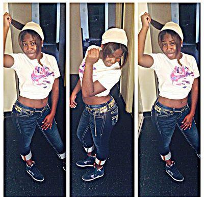 MYSHIT_FOREIGN's profile picture. Andrea