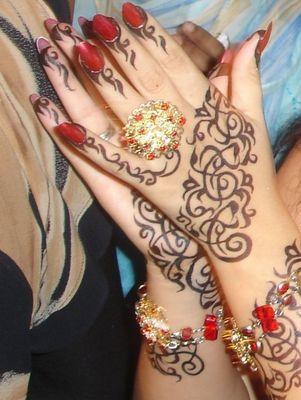 ‏‏‏‏‏‏‏اسلوبي غريب آحيانا آغيب كثيرآ لكنني آسآل آشتاق وﻵ آخبر آحد بذلك شخصيتي معقده ومزآجية لن يفههمها آحد**--(تبآ ل مشآعر هآمت بمن ﻵ يستحق)تتآبعني اتشرف بكك!