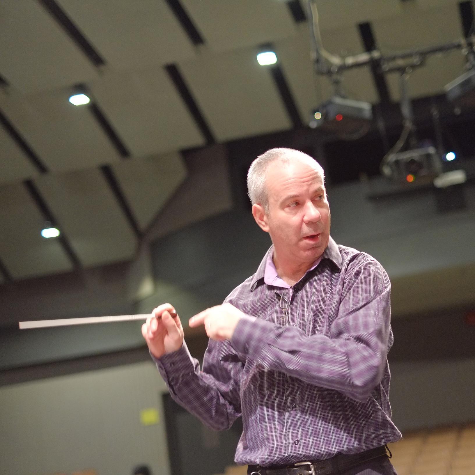 Diplômé en trombone du Conservatoire de musique du Québec, enseignant et directeur musical de l’orchestre Philharmonique Équitable