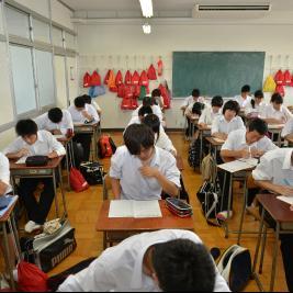 学校の時のあるある 男子 プール 終わって着替えてる時に水着脱ごうとしたらひもがなんか変な結び方になって固くてほどけなくてちょっとしたパニックに 学校の時のあるある 男子 プール 終わって着替えてる時に水着脱ごうとしたらひもがなんか変な結び方になって固くてほどけなくてちょっとしたパニックに