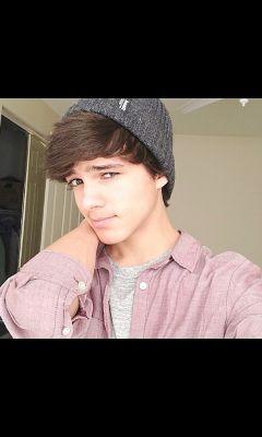 im 18 single follow me ill follow back I love to longboard