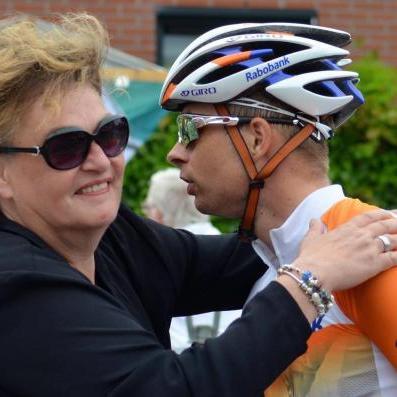 Moeder van Adrie en Bert-jan Lindeman Bas en Kelsey Booi. Woont met veel plezier in het mooie Steinbild DLD.