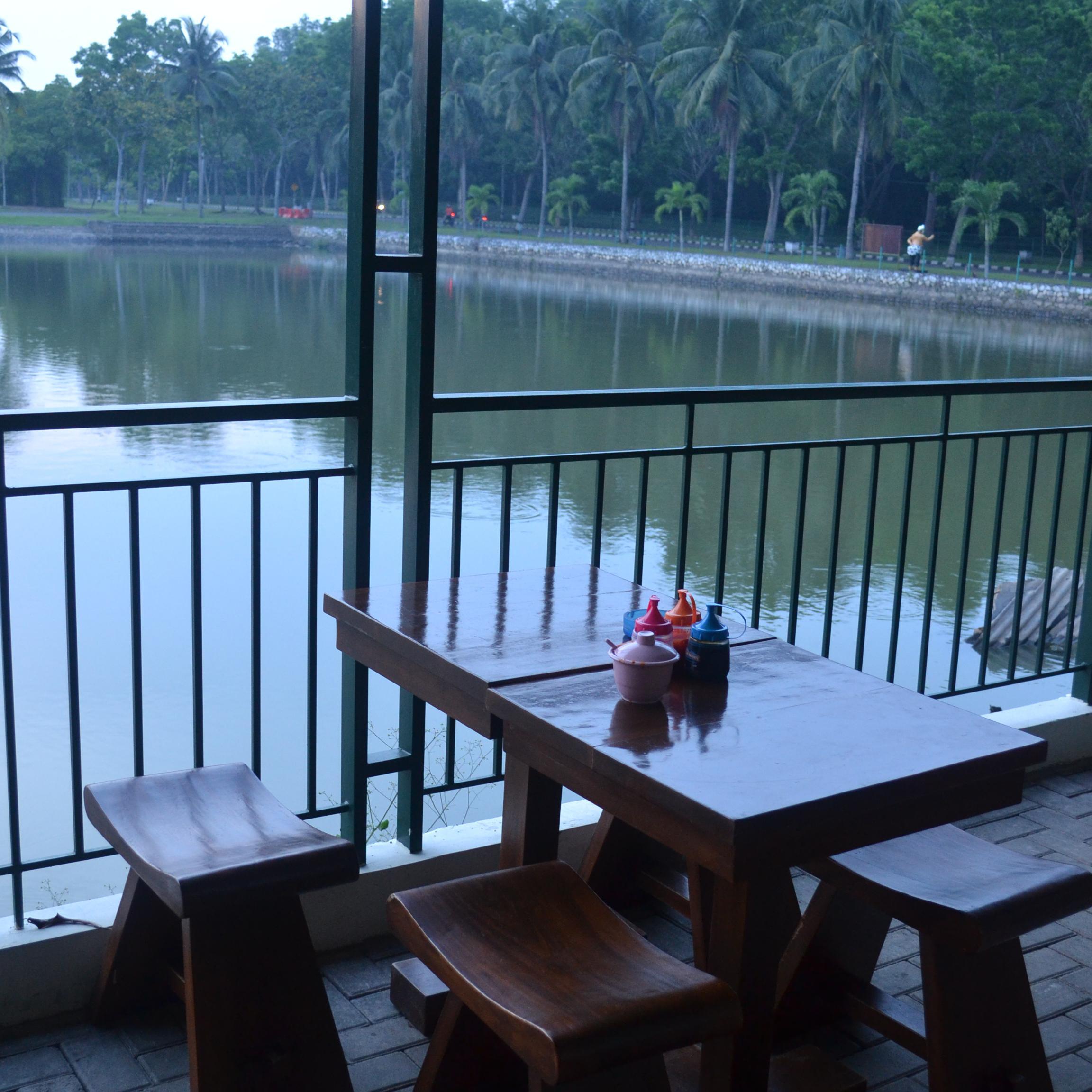 cafe tepi danau dengan view menarik dan makanan ciamik