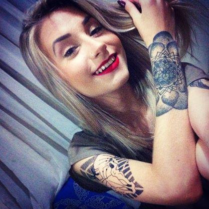 17 anos , loira , olhos verdes , estudante , Modelo fotográfica , Maquiadora , Divã Exclusiva das Uniões  Powered , Wolrdtheking e Oficial Colírios .