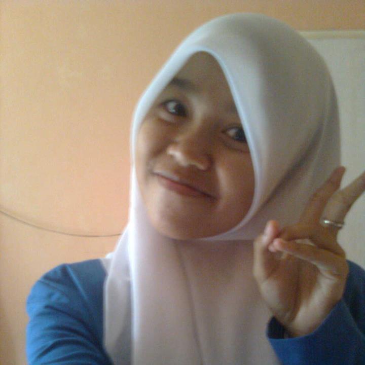 Yuyun Ratna Yuniar. Lahir di Sumedang, 27 Mei 1998. :)