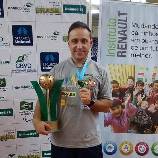 Prof. Educação Física, técnico paralímpico, técnico desportivo, prof de wrestling, prof de ginástica laboral, essas são algumas das minhas atividades.