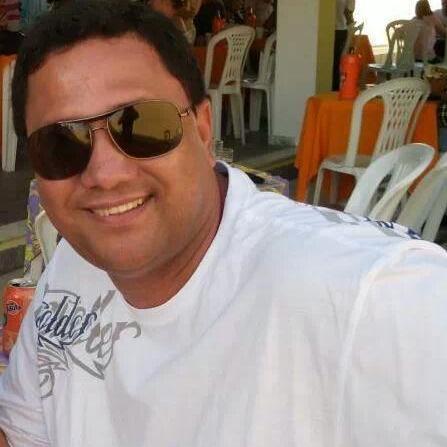 Atuando em Assessoria Parlamentar e Administrativa, observando o conturbado movimento político, construindo amizades e contagiando-as com bom humor.