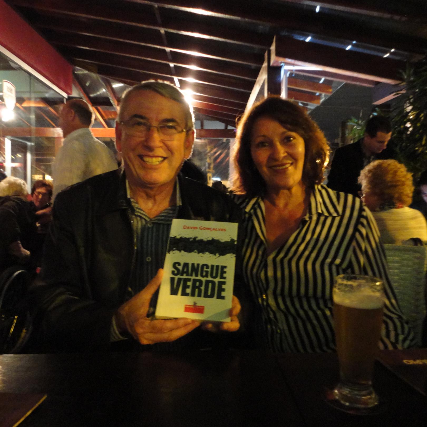 ProfOde's profile picture. http://t.co/rwEdsVBPVe Professora de Língua Portuguesa, poetiza e contista, irreverente e buliçosa por natureza.Amo a vida, sigo muito mais meu coração.