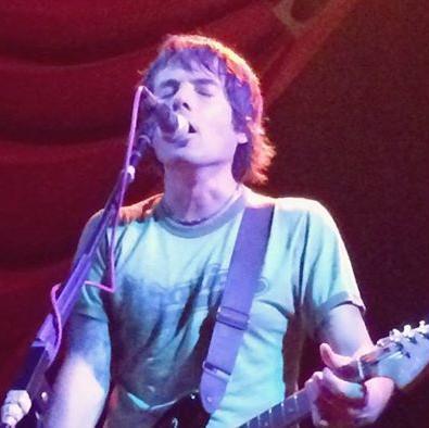 y al despertar seremos luz y caeremos como gotas de agua!!!  soy llaga y vos sos sal/ somos lava y volcan/ Guitarra y Vox en @arodesal