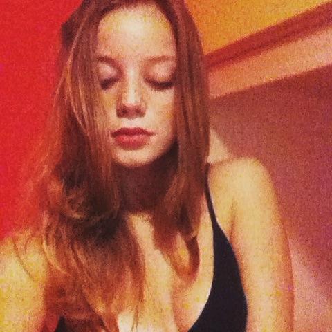 MathildeDeloger's profile picture. Si haut qu'on monte, on finit toujours par des cendres #Smokingkills