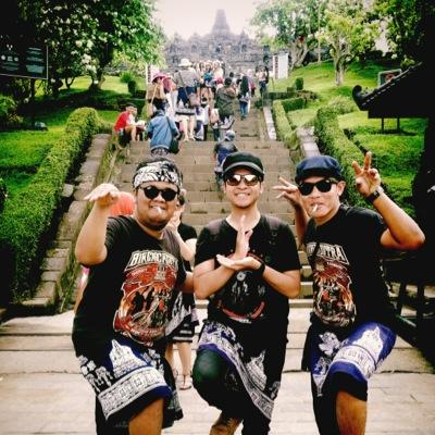 Lebih baik diasingkan daripada menyerah terhadap kemunafikan.