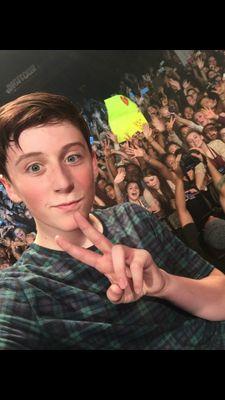 please go follow @midnitemoran and turn on her notifictions because shes doing gain tweets