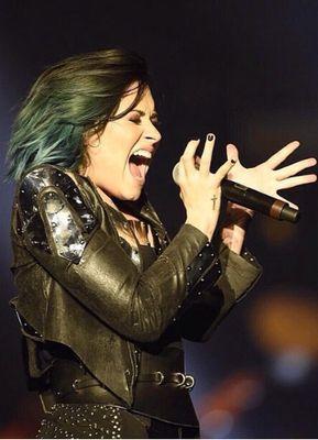 Hey, I'm Marye and I'm such a big lovatic :) @ddlovato @alhypheurite. followed by : @domimagloire You have to follow me on instagram too; @_love_ato